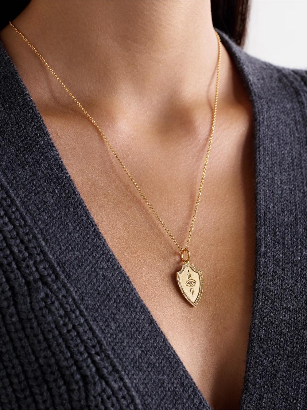 قلادة Eye Am Shield من Jacquie Aiche