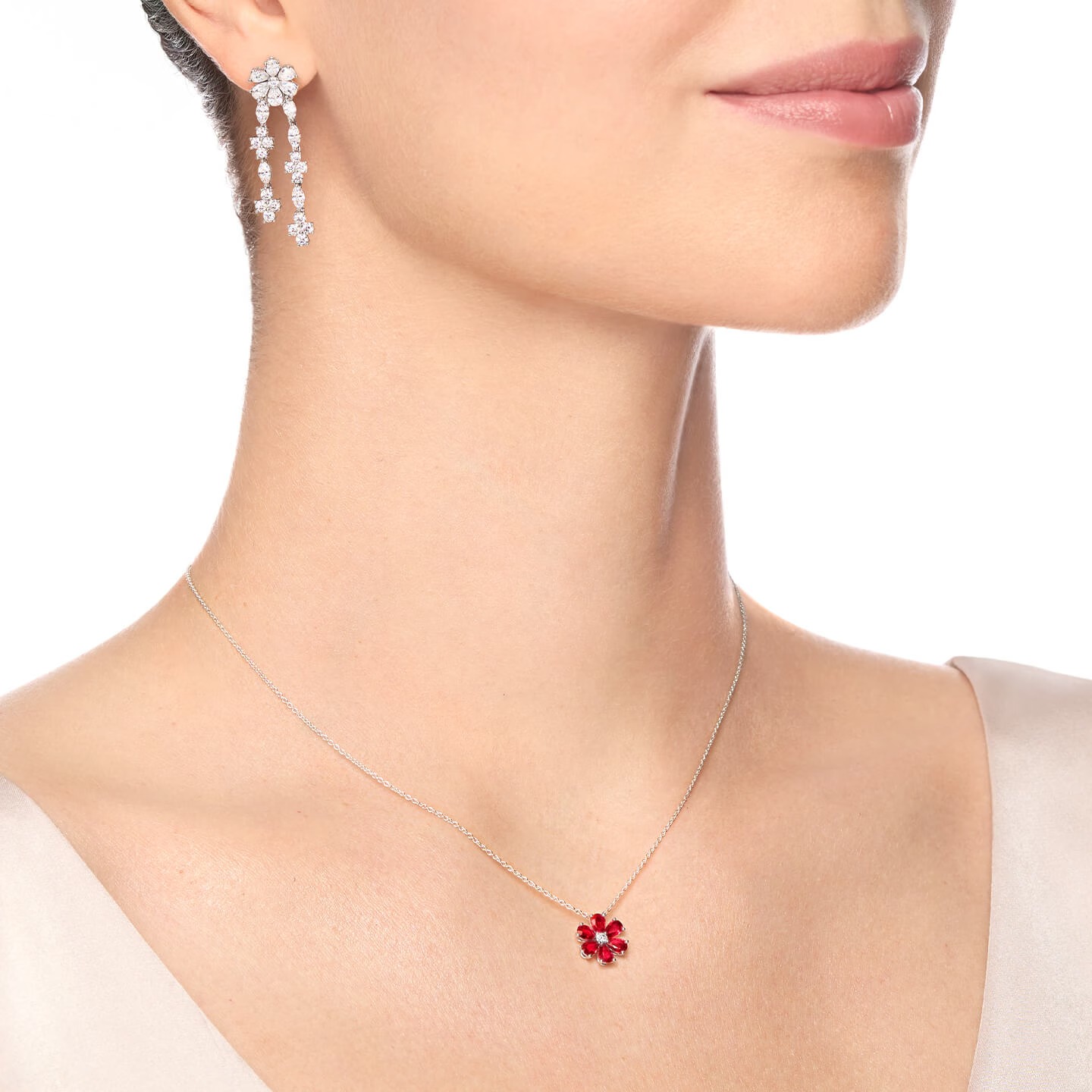 قلادة Harry Winston Forget-Me-Not