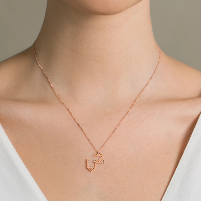 قلادة Mini Classic Letter Sheen من Shamsa Alabbar