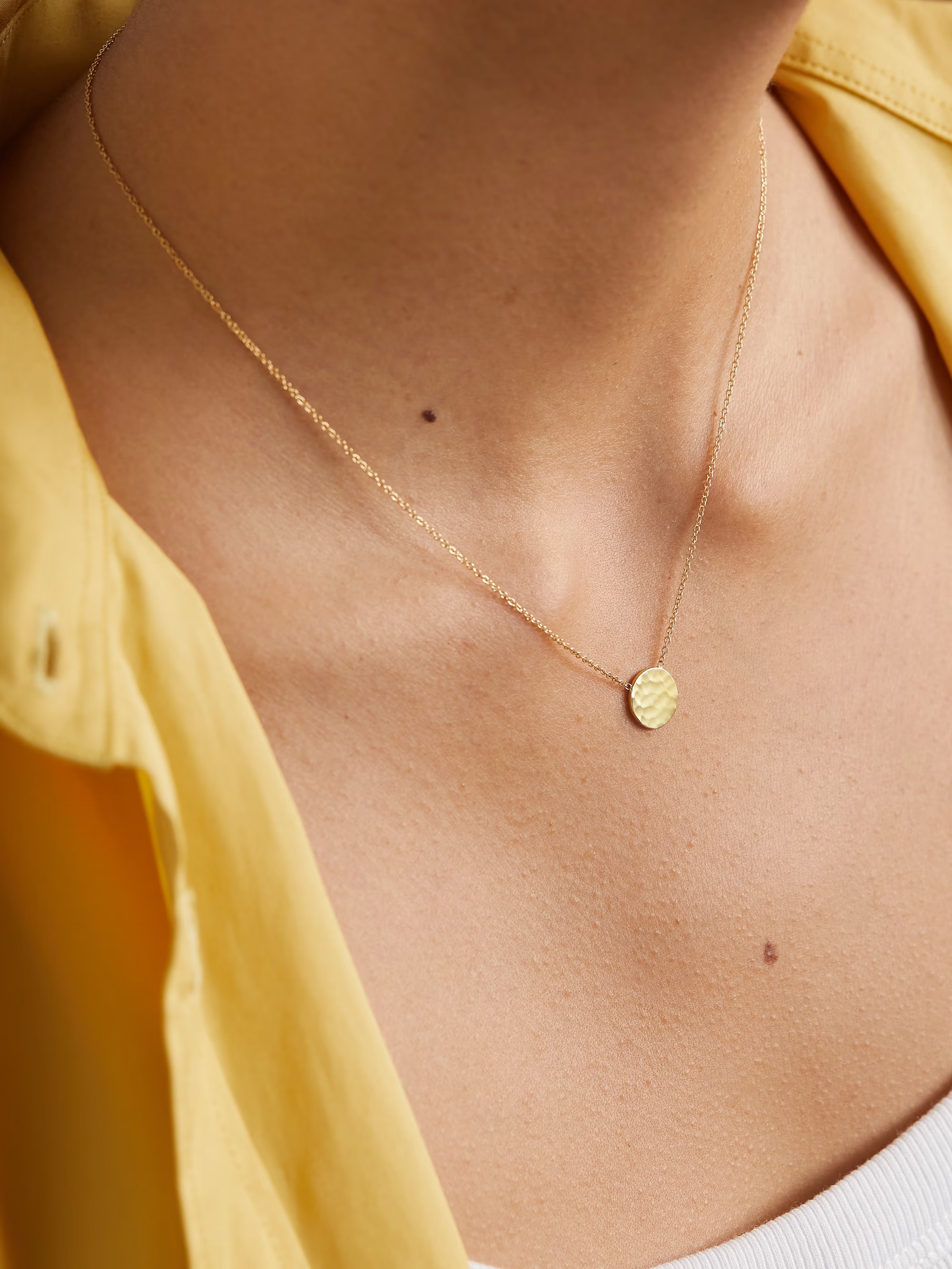 قلادة Mini Hammered Disc من Jennifer Meyer