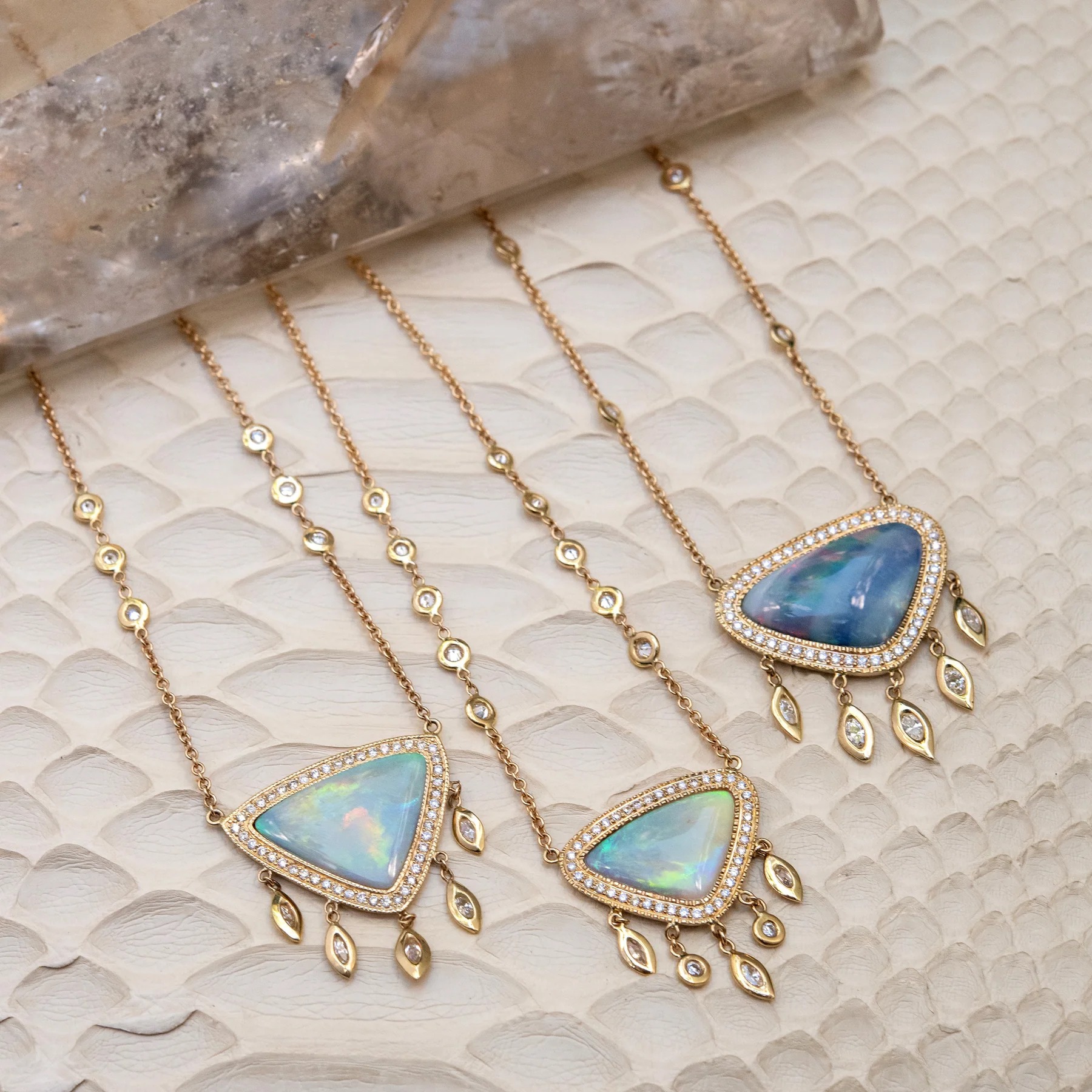 قلادة Pave Opal Trillion Shaker من Jacquie Aiche