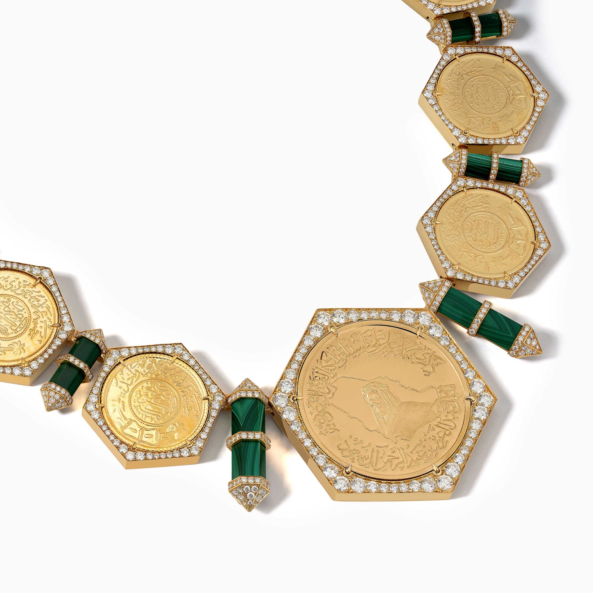 قلادة The Jewel of Arabia من Yataghan