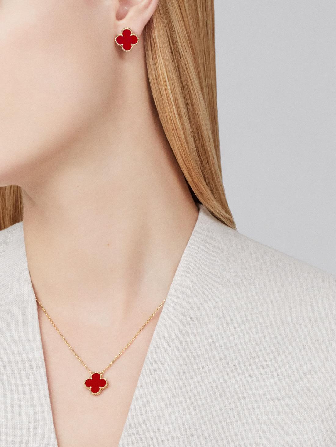 قلادة Vintage Alhambra Pendant من Van Cleef & Arpels