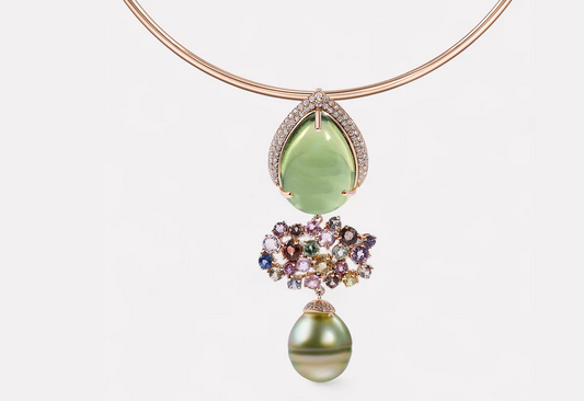 قلادة Whispering Cloud من  Mariyeh Ghelichkhani