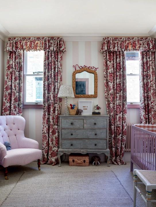 قماش الشينتز في الستائر لديه القدرة على تحويل النوافذ إلى لوحات فنية