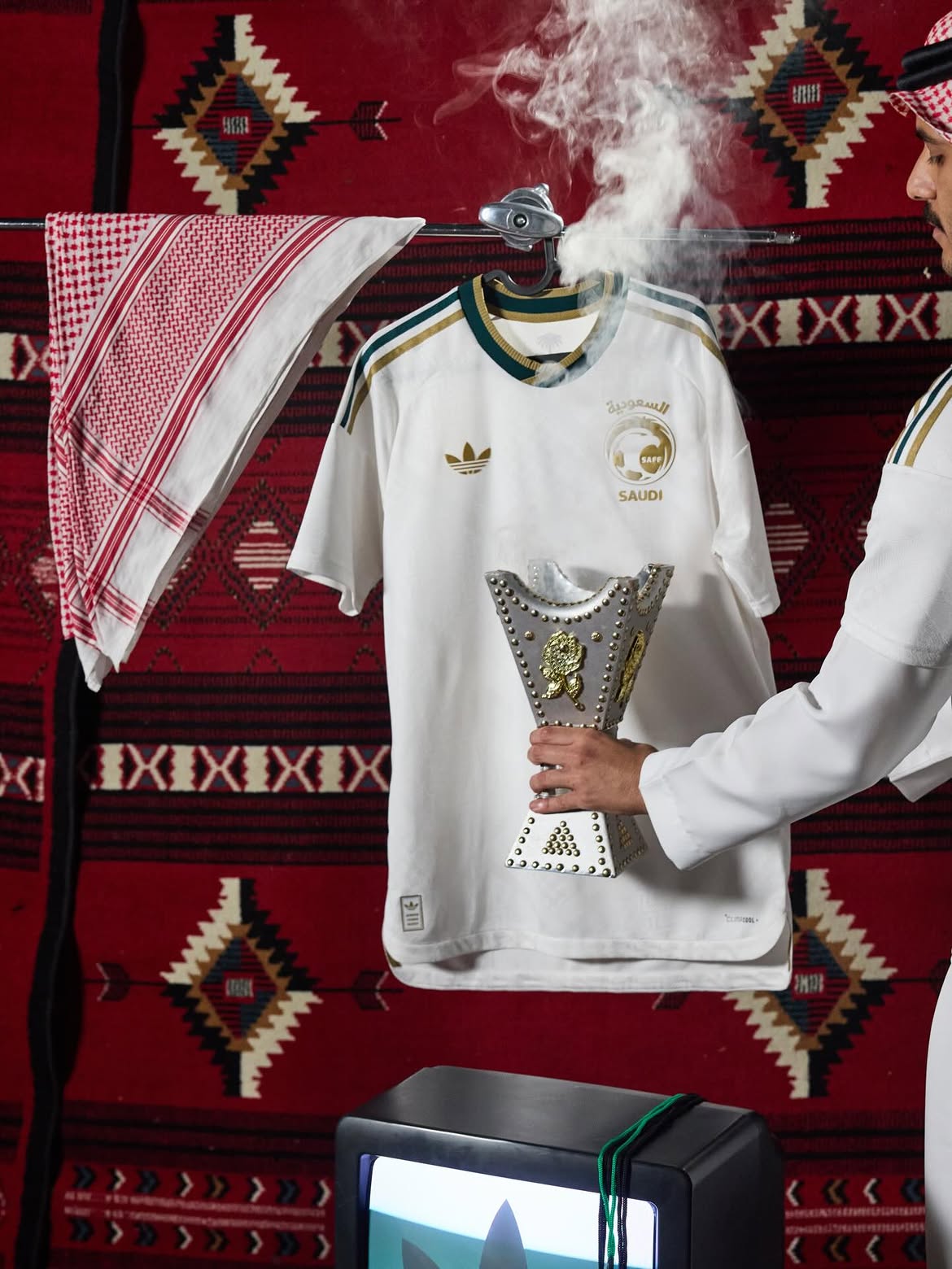 قميص أديداس يحتفي بنقوش الشماغ السعودي ٣