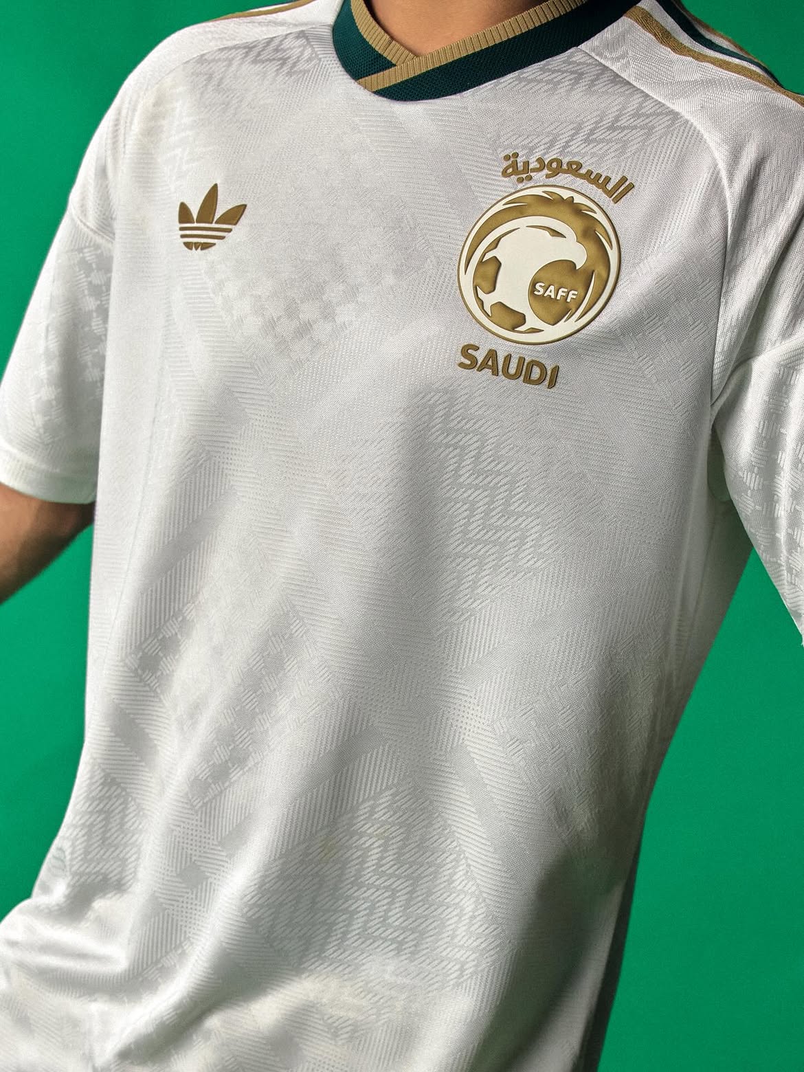 قميص أديداس يحتفي بنقوش الشماغ السعودي