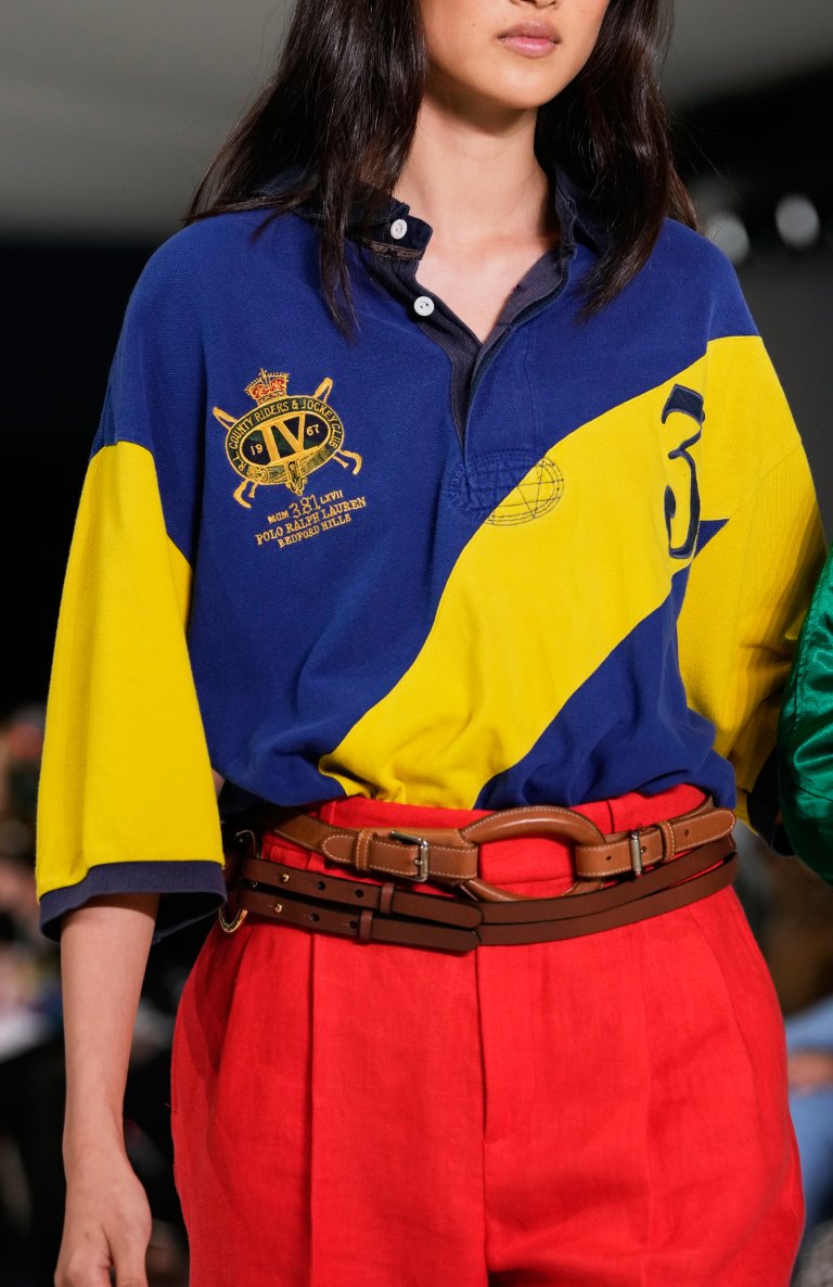 قميص باللون الأزرق والأصفر من مجموعة Ralph Lauren ربيع صيف 2025