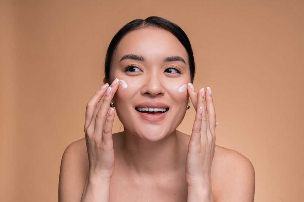 قناع العسل والزبادي يعمل على تقوية توهج البشرة