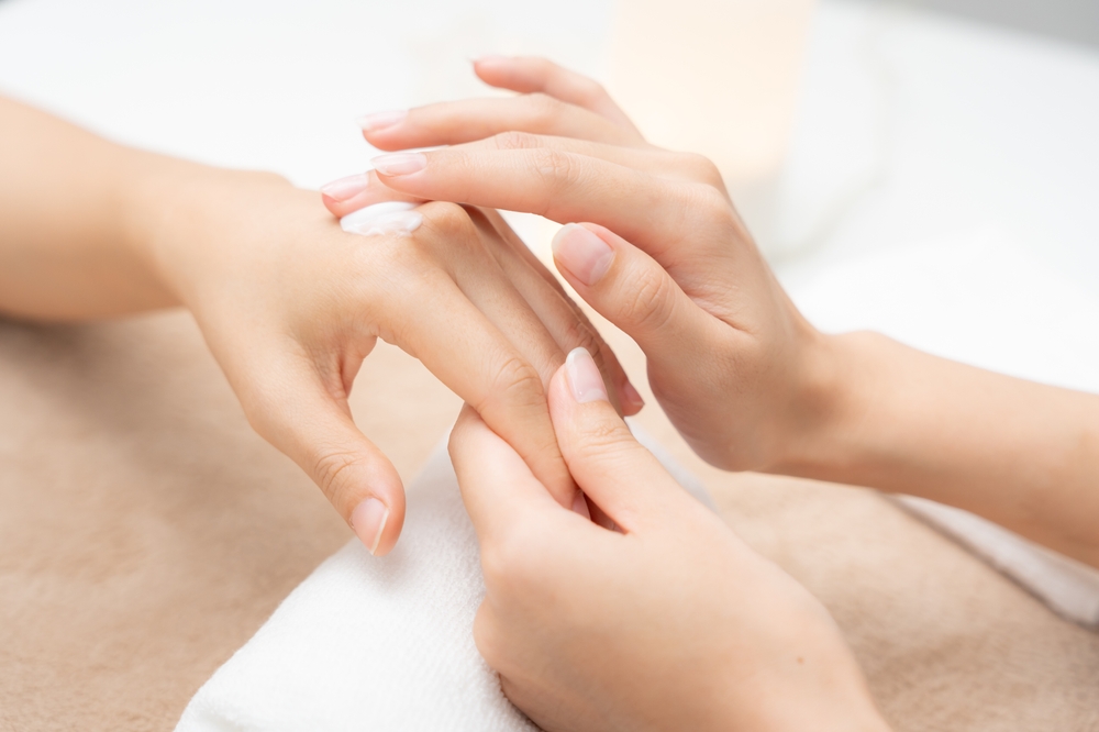 قناع العسل والليمون من الوصفات الطبيعية الفعالة لتعزيز النعومة وإشراقة اليدين