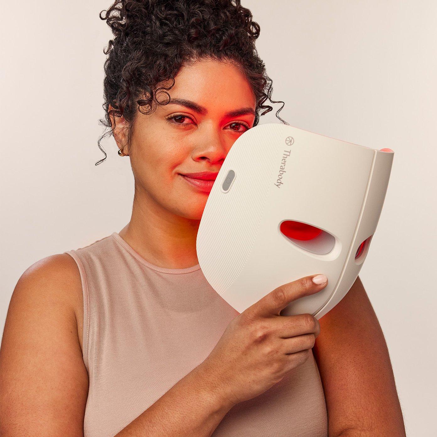 قناع LED للوجه من Therabody عناية بتقنية الضوء