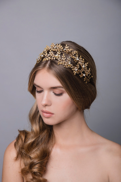 قوس للشعر على شكل أوراق الشجر الجميلة مع قطرات من الكريستال من AURA Headpieces