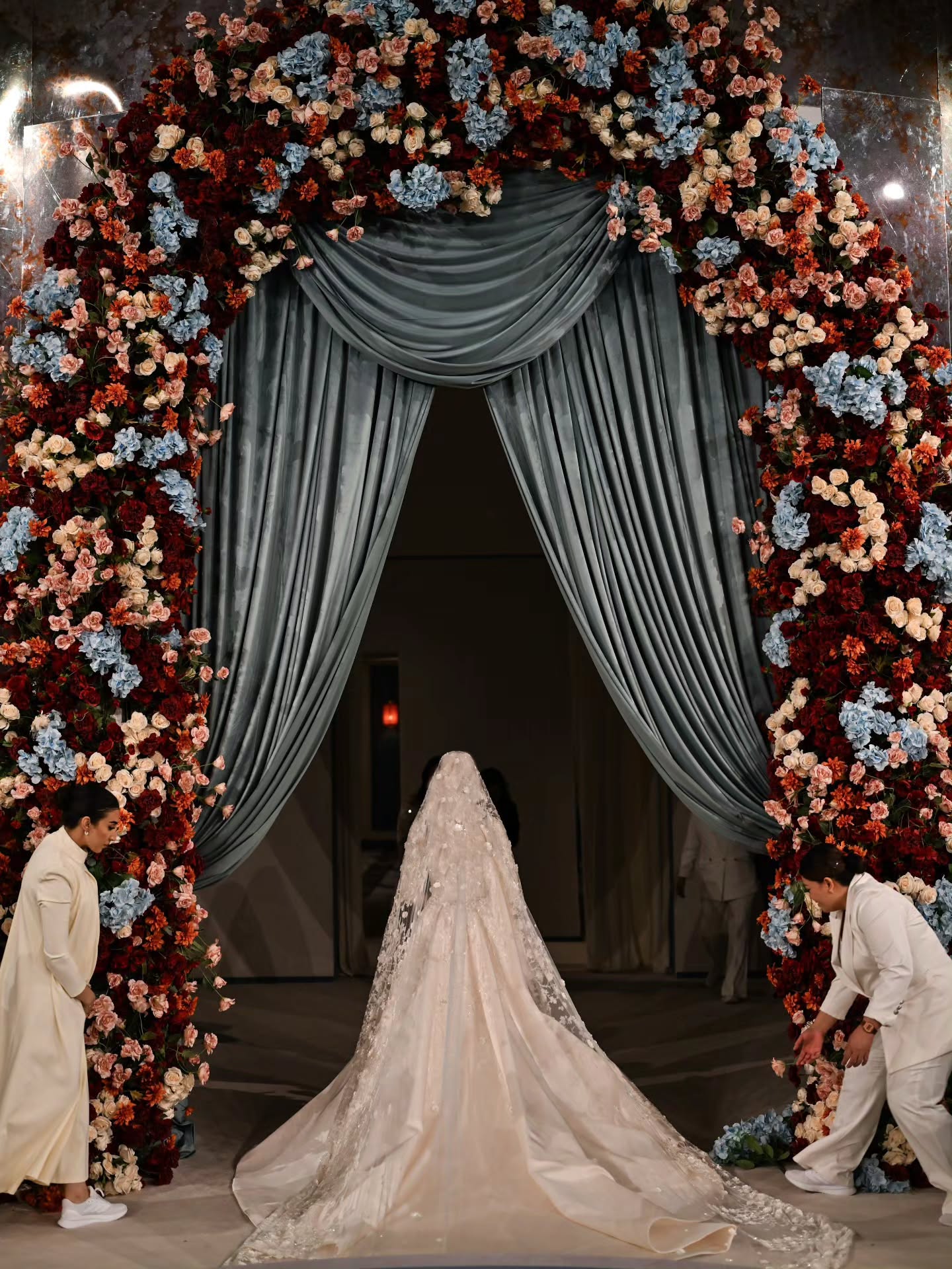 قوس من الورد الملون في أعراس 2026