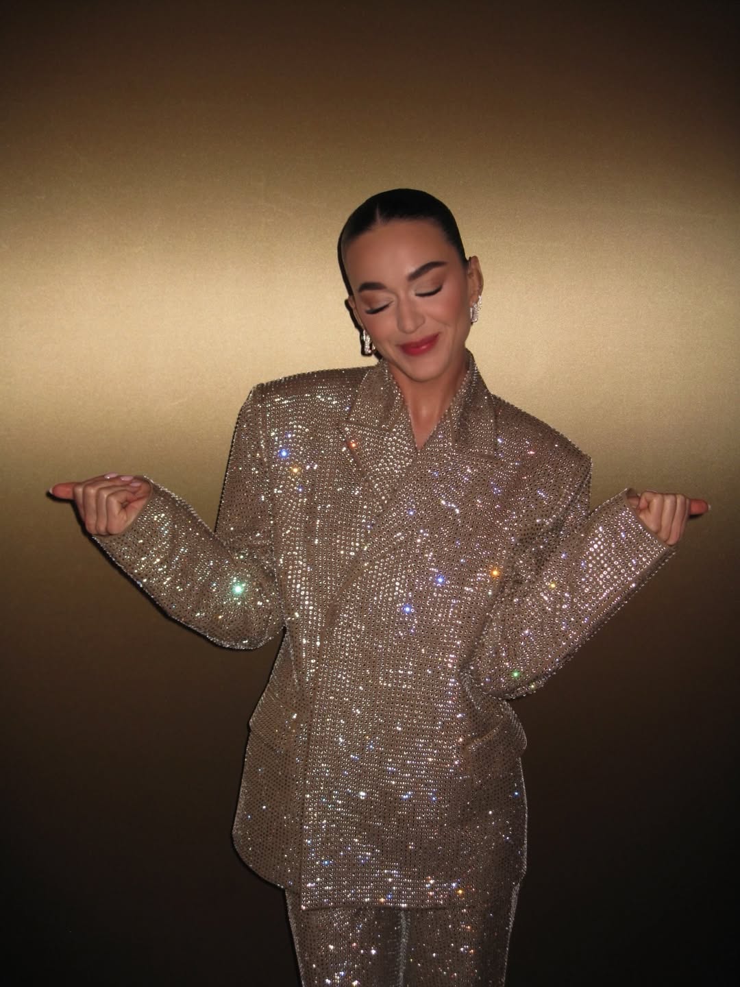 كاتي بيري بالبدلة اللامعة وجاكيت محدد للخصر