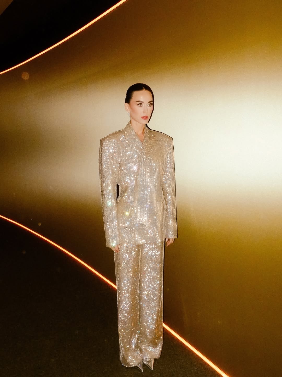 كاتي بيري ببدلة نسائية مرصعة بالكريستال الذهبي