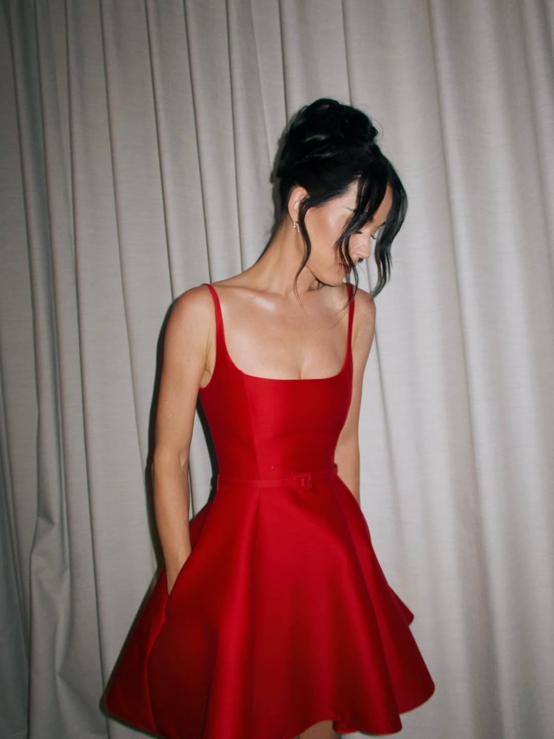  كاتي بيري بفستان باللون الأحمر الناري