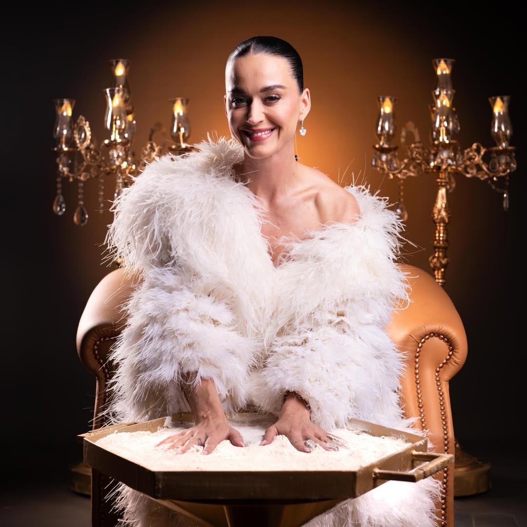 كاتي بيري مرتدية معطفا أوفر سايز باللون الأبيض