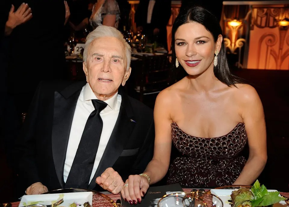 كاثرين زيتا جونز Catherine Zeta Jones وكيرك دوغلاس Kirk Douglas