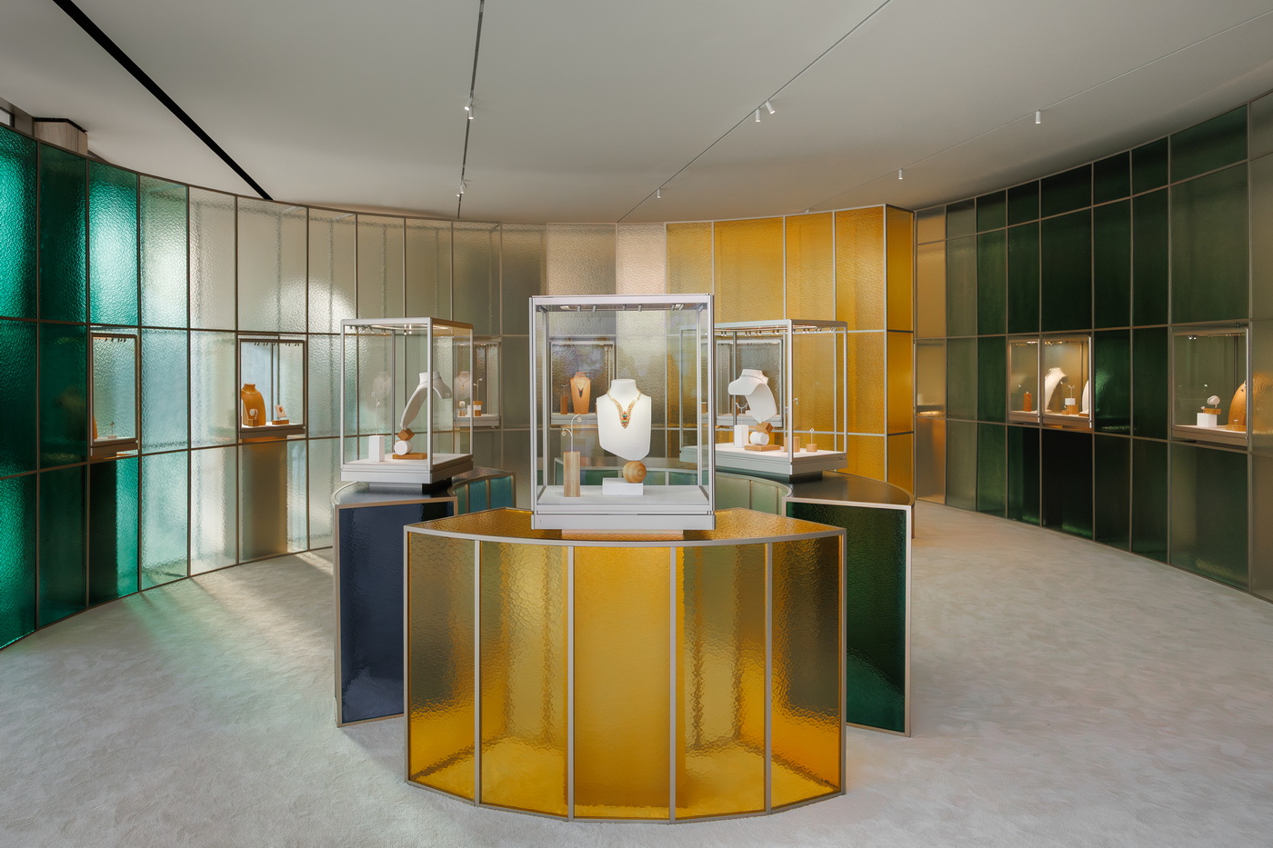 كارتييه تكشف عن معرض آن إيكيليبر للمجوهرات الفاخرة في دبي