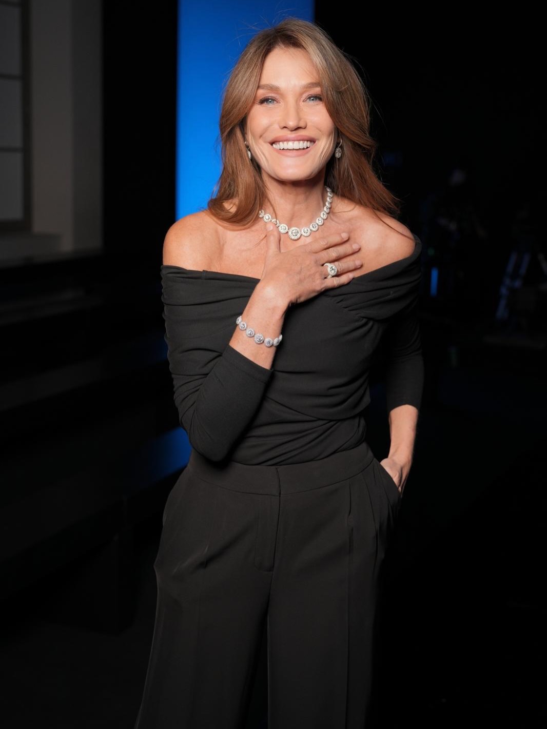 كارلا بروني Carla Bruni زيّنت مظهرها بتصاميم مجوهرات ميسيكا الفارهة