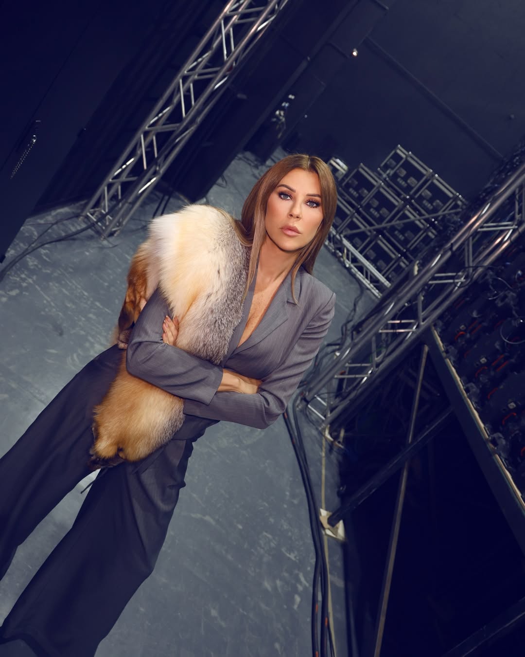 كارلا حداد ارتدت بدلة كلاسيكية مقلمة باللون الرمادي