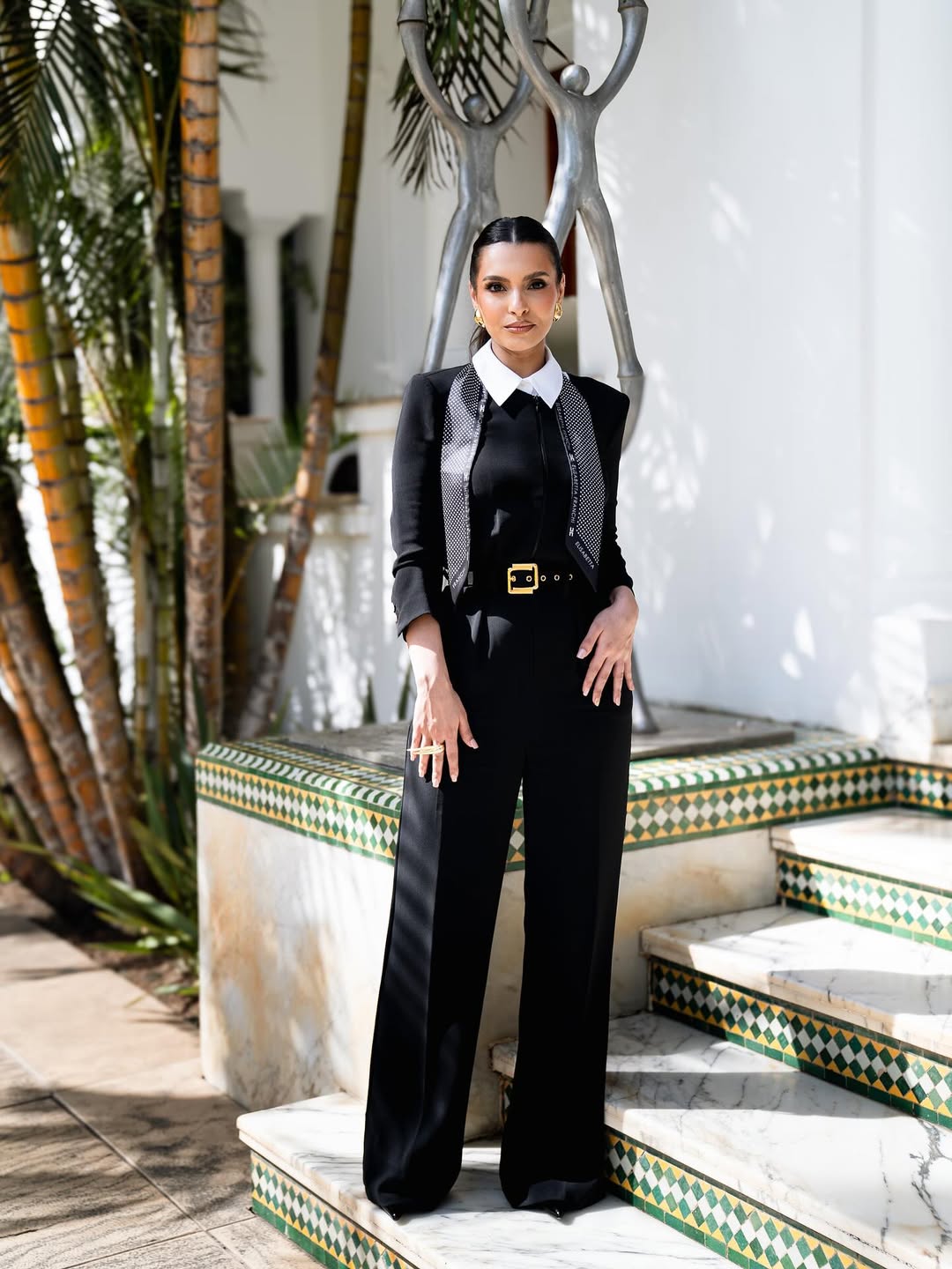 كارمن بإطلالة كلاسيكية مونوكروم باللون الأسود
