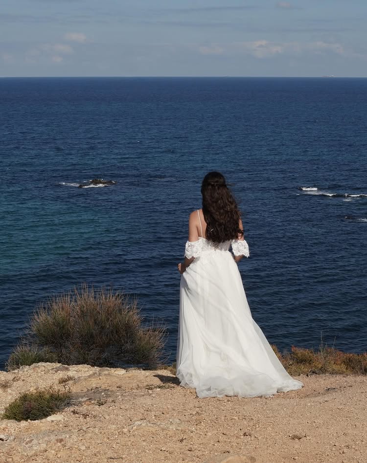 كارمن بصيبص بتسريحة الشعر المفرود باطلالتها العرائسية