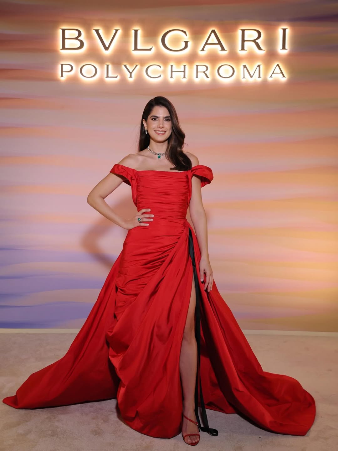 كارمن بصيبص بطابع ملكي بالفستان الأحمر