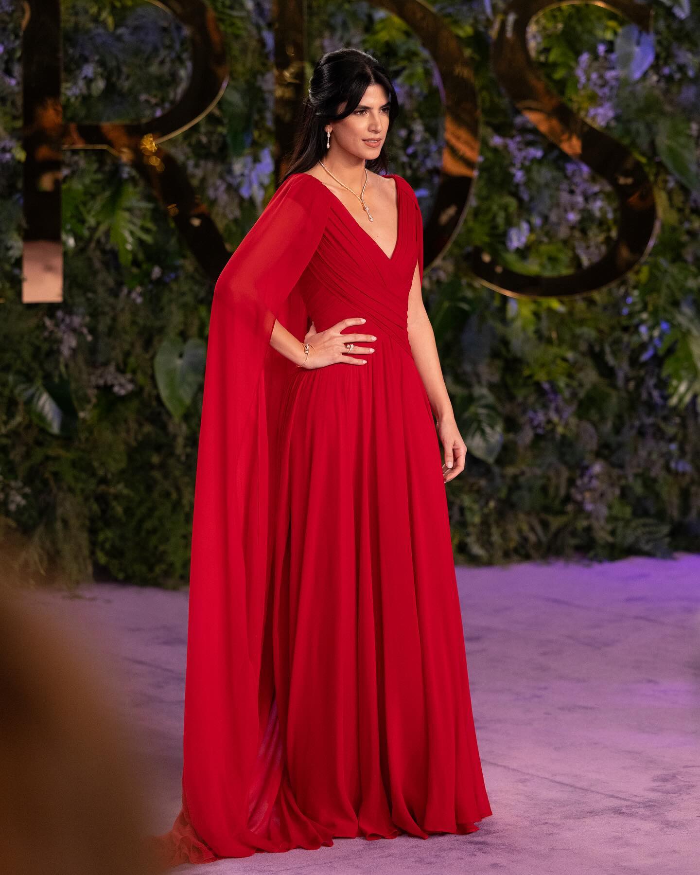 كارمن بصيبص بالأحمر الجذاب بتوقيع إيلي صعب