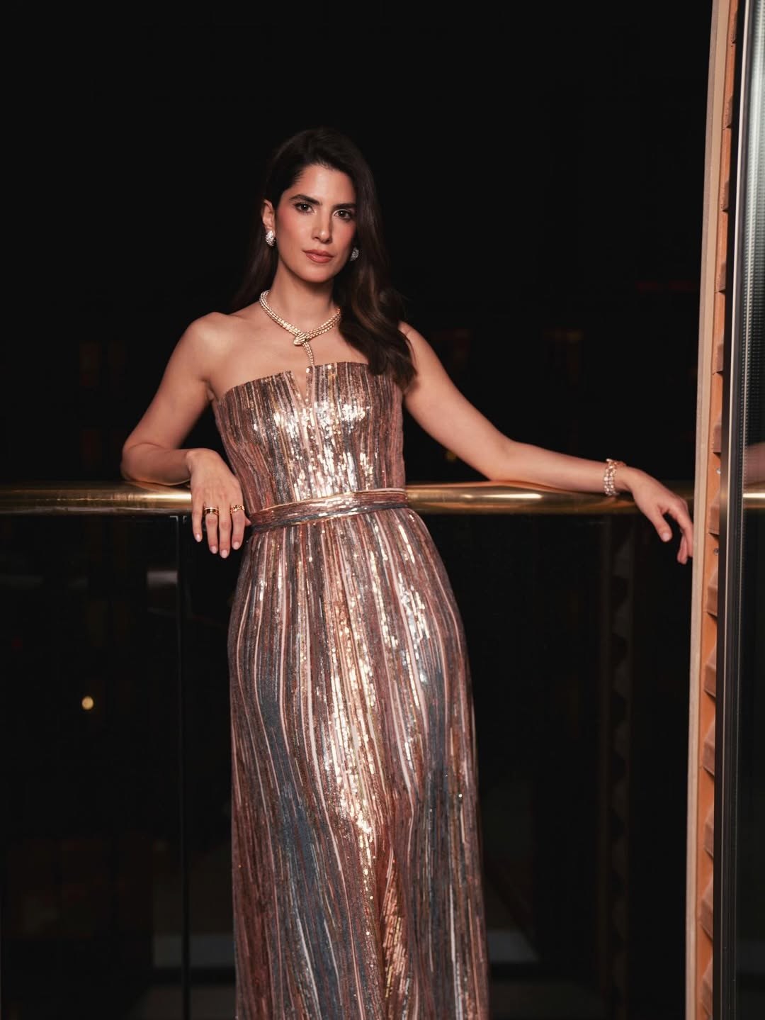 كارمن بصيبص بفستان سترابلس لامع