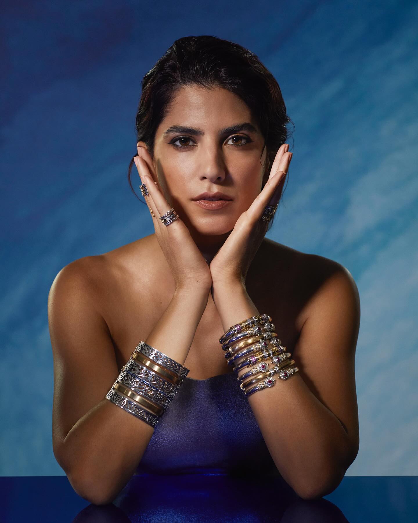 كارمن بصيبص بمجوهرات بصيحة التكديس من عزة فهمي الفارهة