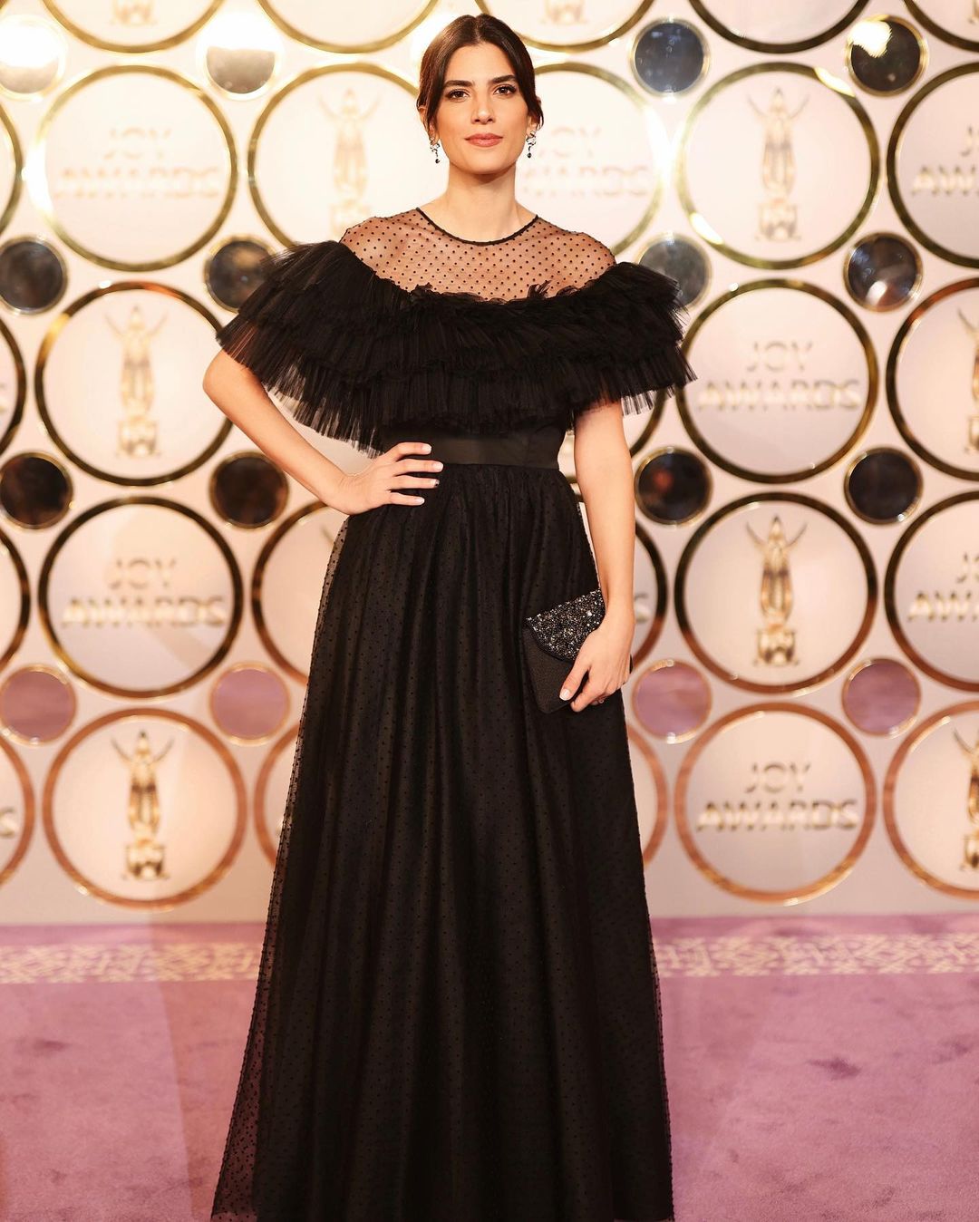 كارمن بصيبص بإطلالة الأسود الراقية من إيلي صعب