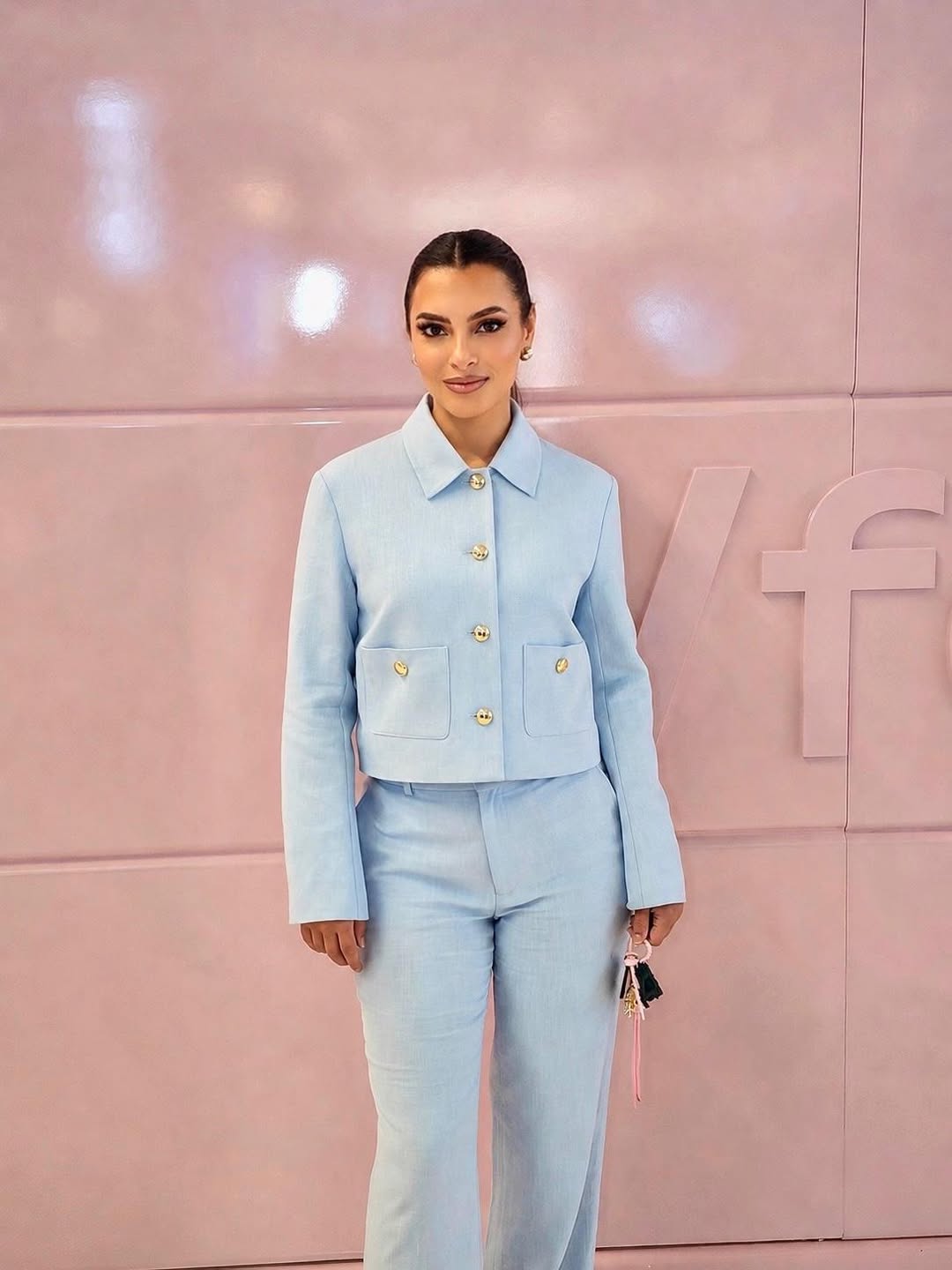 كارمن سليمان بستايل بدلة نسائية مريحة باللون الأزرق الباستيل