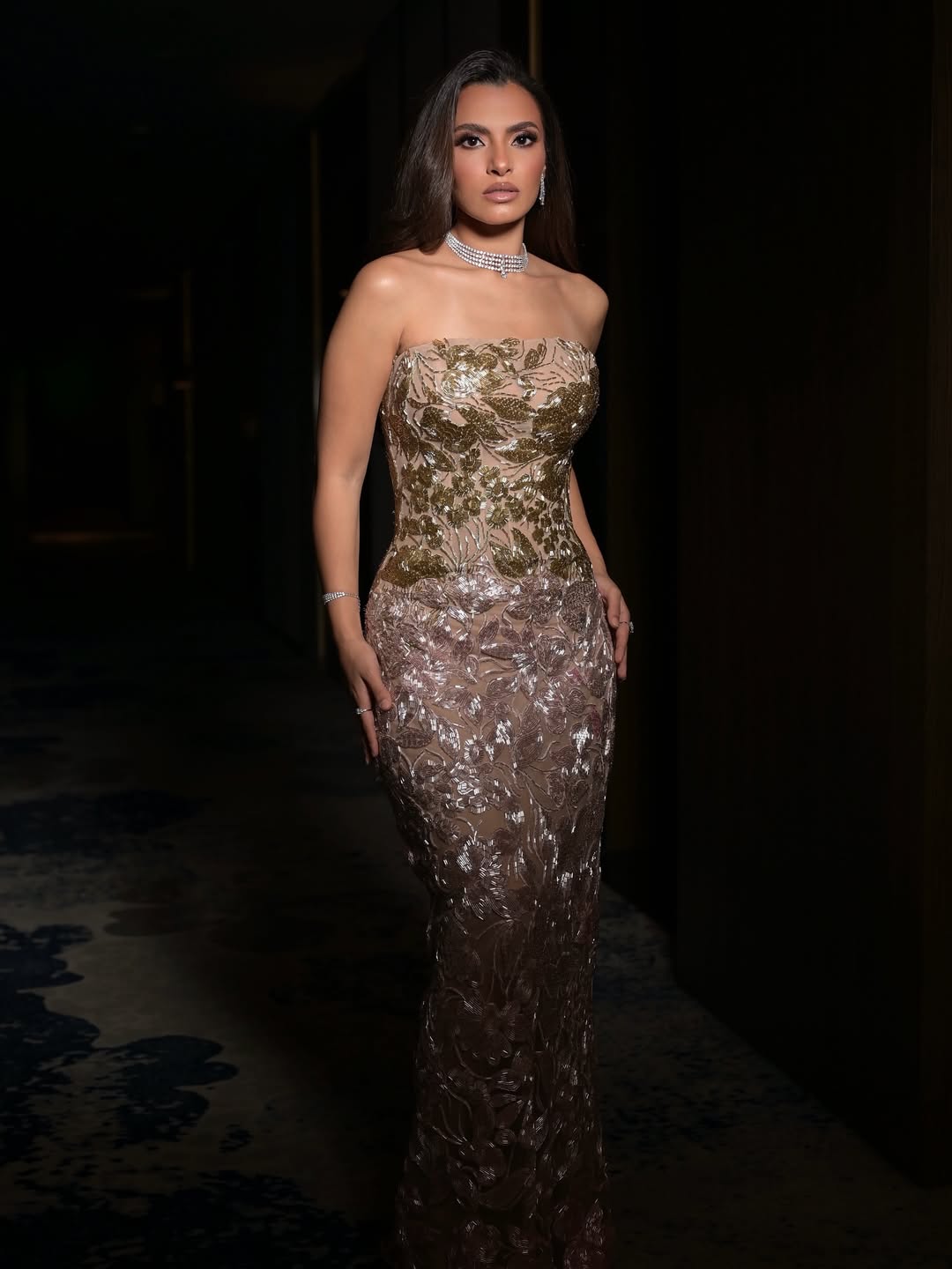 كارمن سليمان بفستان سهرة سترابلس بقصة مجسمة