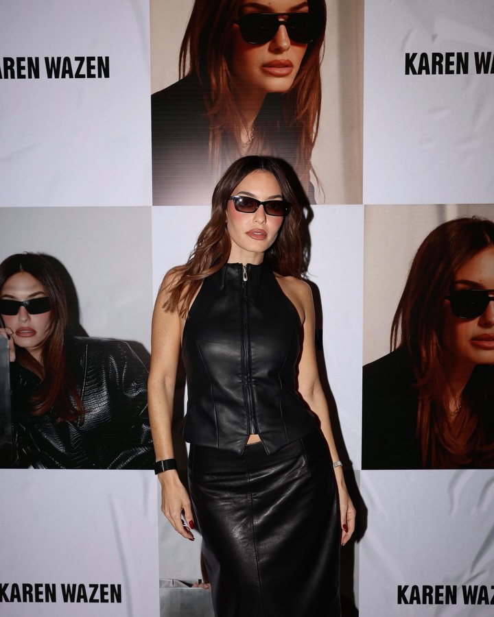 كارن وازن بتنورة ماكسي وجيليه بدون أكمام من الجلد