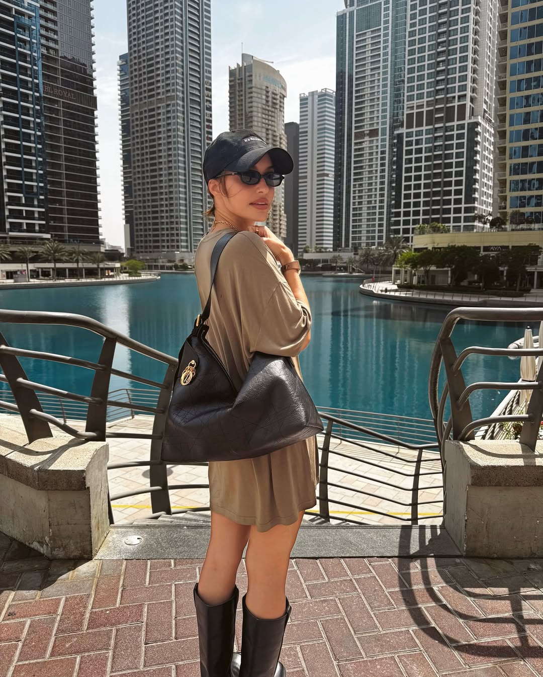 كارن وازن بقبعة البيسبول باللون الأسود مع النظارة