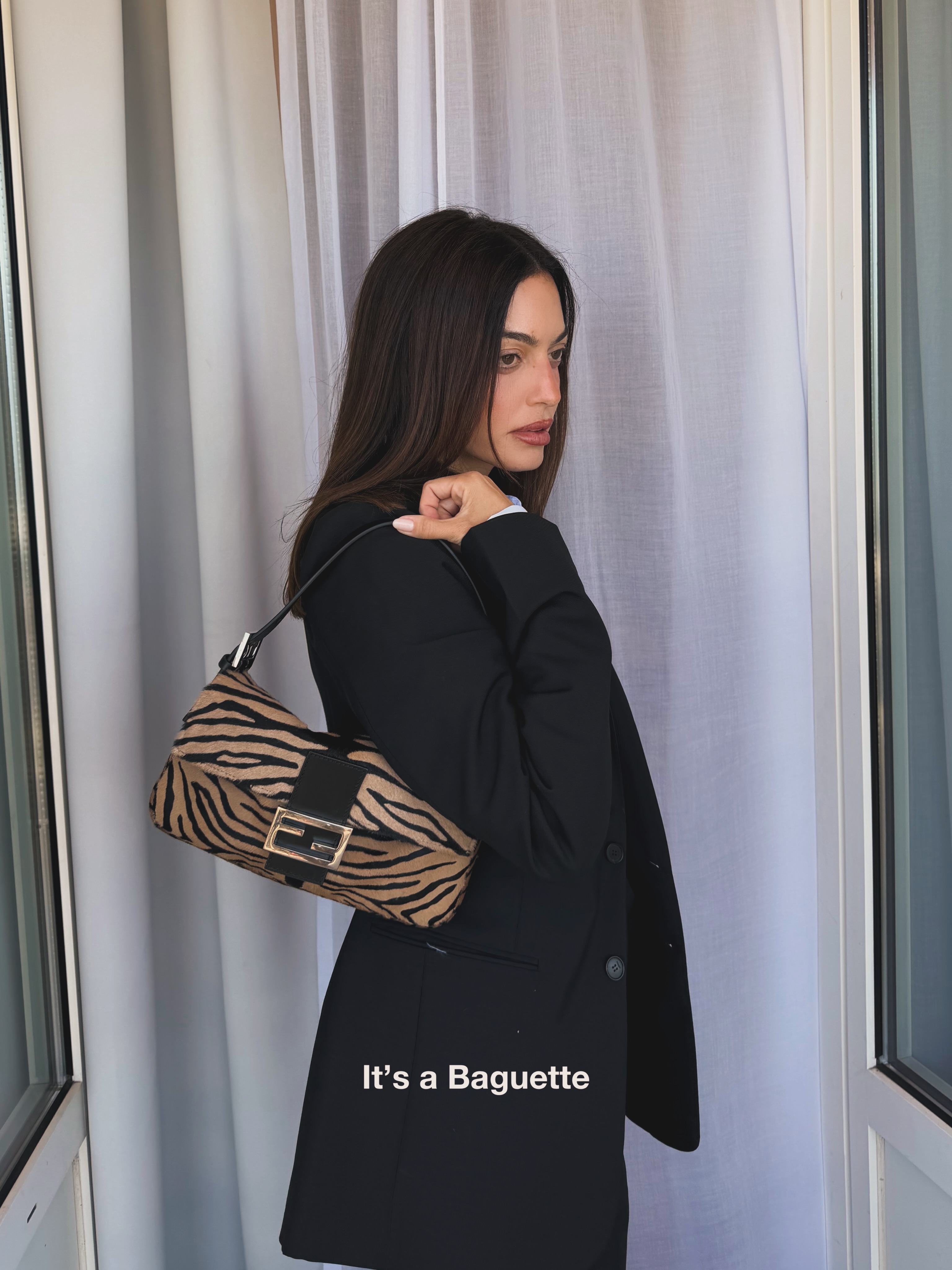 كارن وازن تعتمد حقيبة Baguette من Fendi بالنقشة الحيوانية