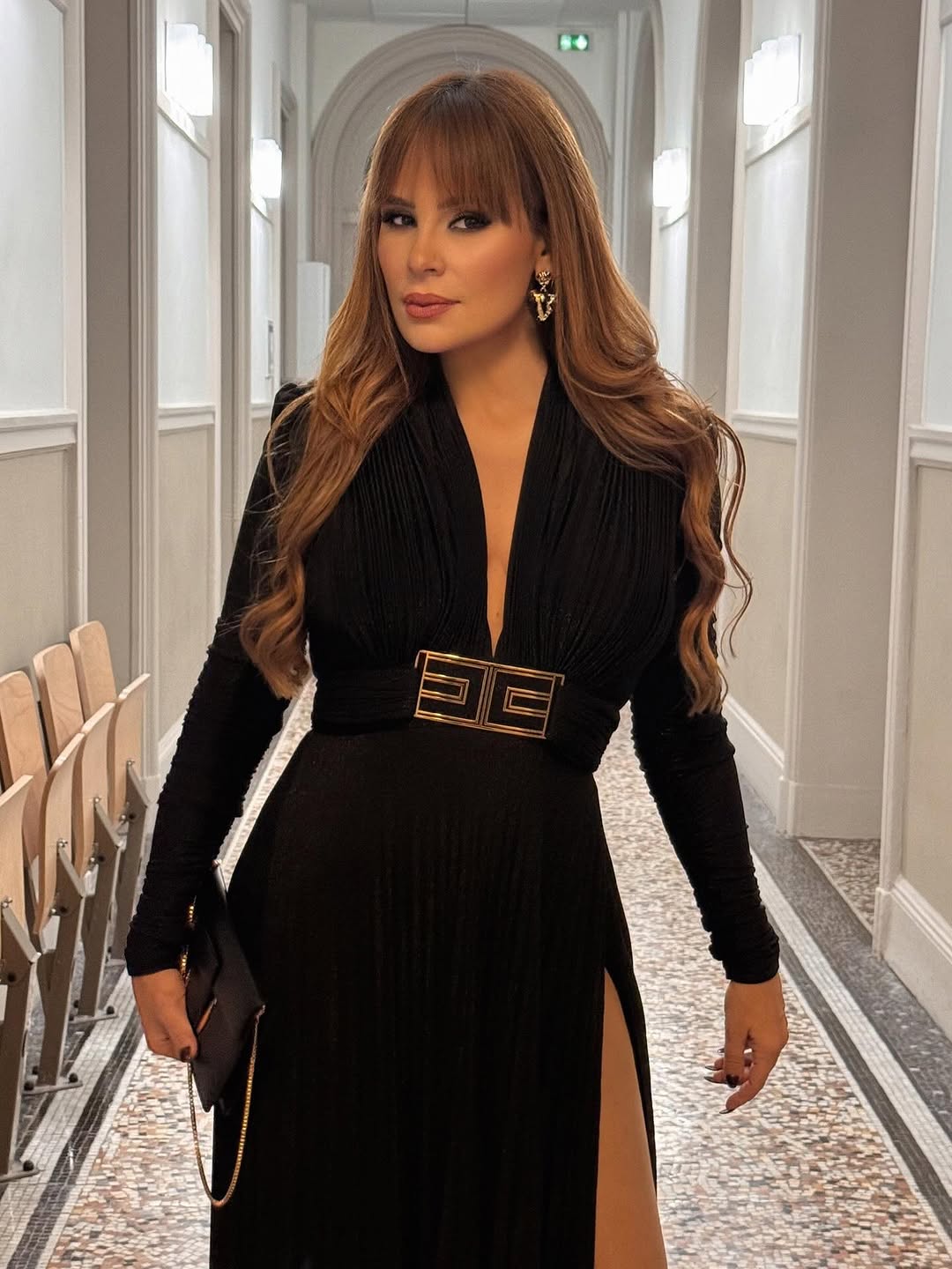 كارول سماحة بأناقة الفستان الكلاسيكي مع لمسة جرأة