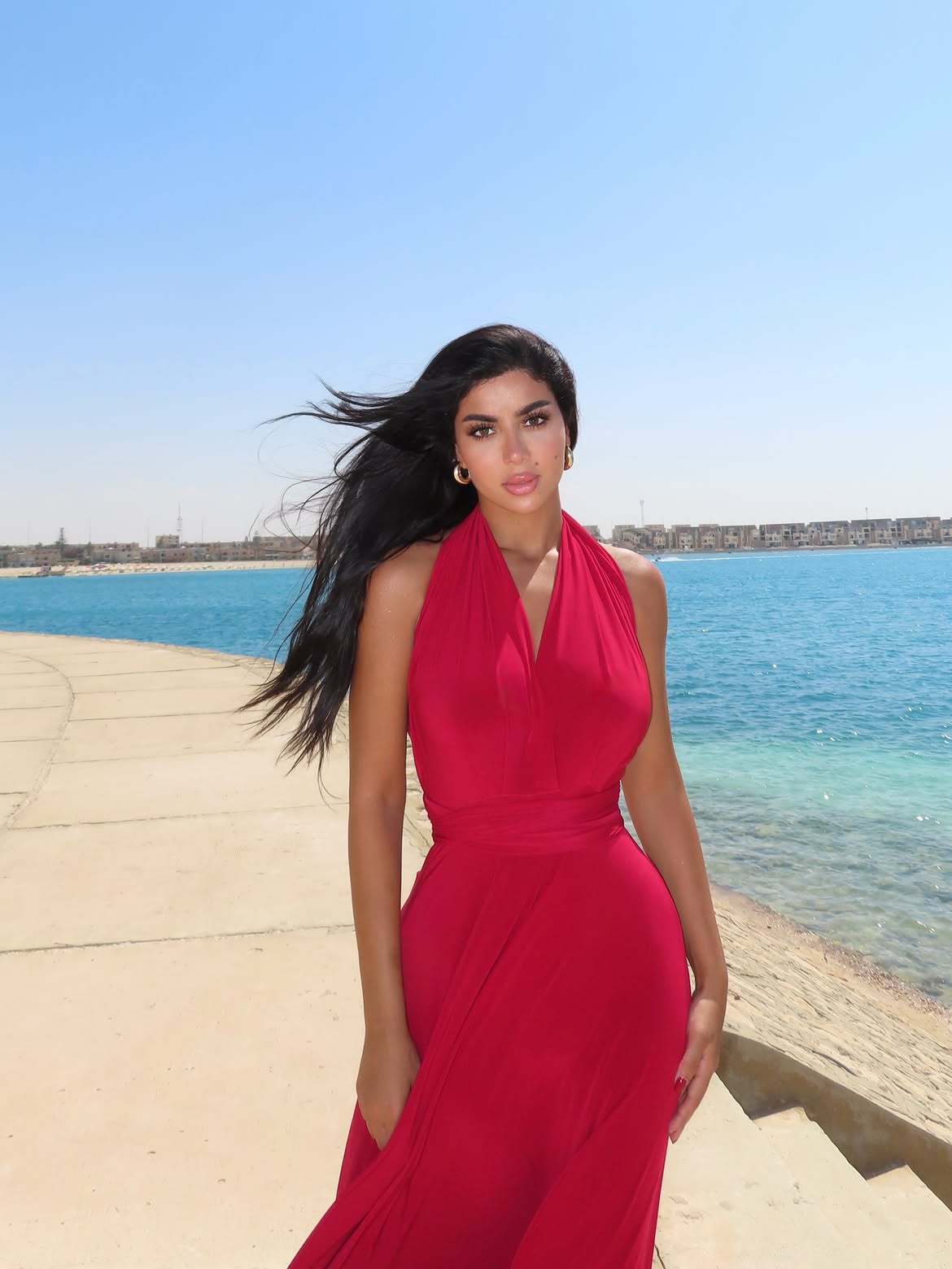 كارولين عزمي.. سحر الفستان الأحمر الملتف