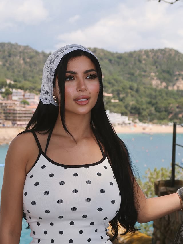 كارولين عزمي بالشعر المنسدل مع الفولارد... لمسة أنثوية مستوحاة من أجواء البحر