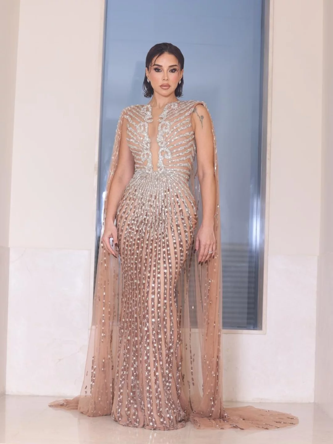 كاريس بشار بالفستان المطرز بخطوط فضية متباعدة من الترتر البراق