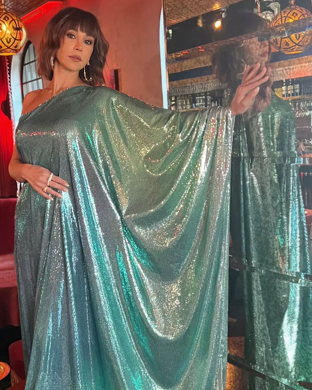 كاريس بشار بثوب فضفاض بقصة عباية واسعة مصممة بكتف مائل مع كم طويل