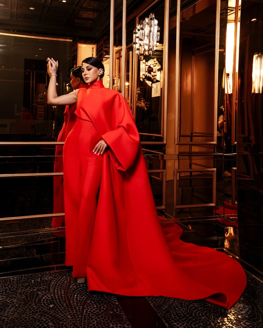 كاريس بشار بجمبسوت فضفاض باللون البرتقالي