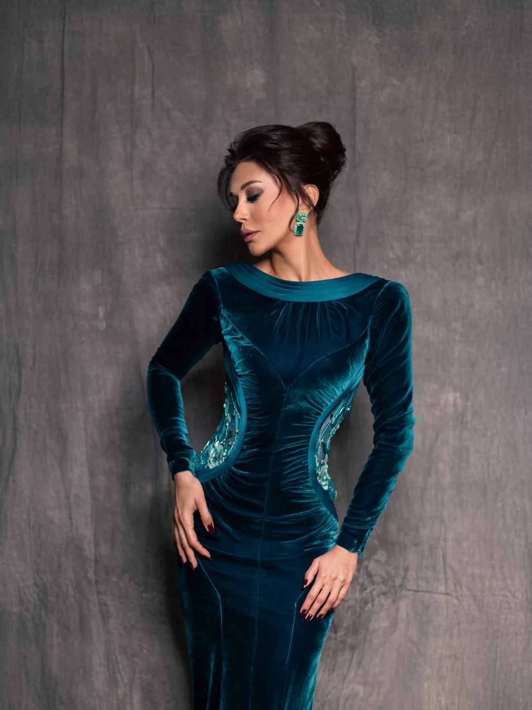 كاريس بشار ترتدي فستانا طويلا من المخمل باللون الأزرق المخضر