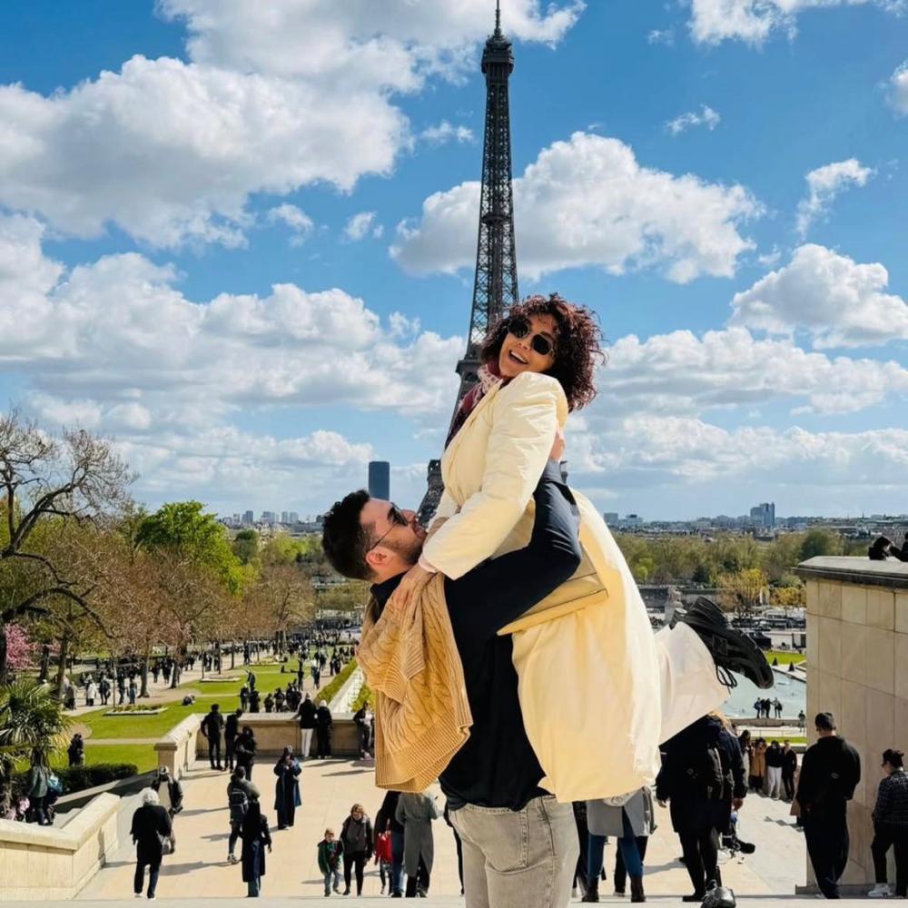 كاريس بشار مع ابنها في باريس