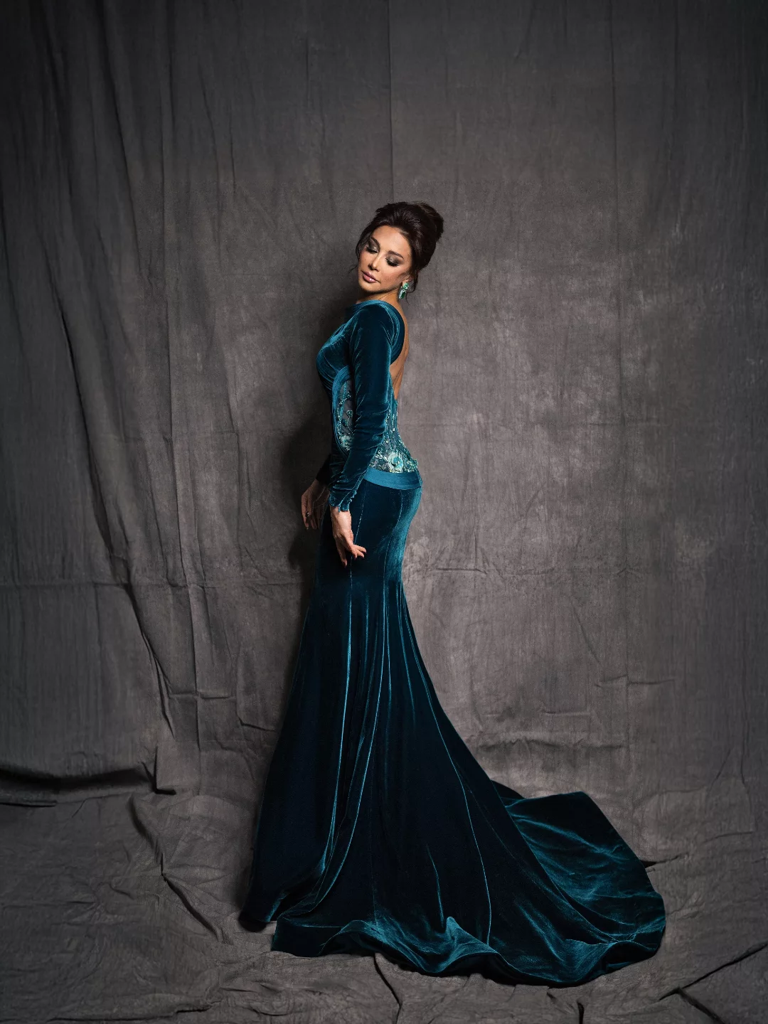  كاريس بشاربالفستان المخملي باللون الأزرق من تصميم إلياس ريغا