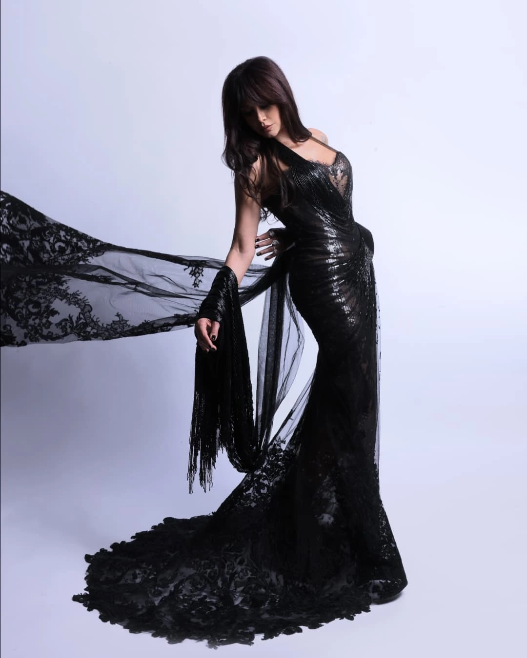 كاريس بشاربفستان مرصع بالترتر باللون الأسود الموحد