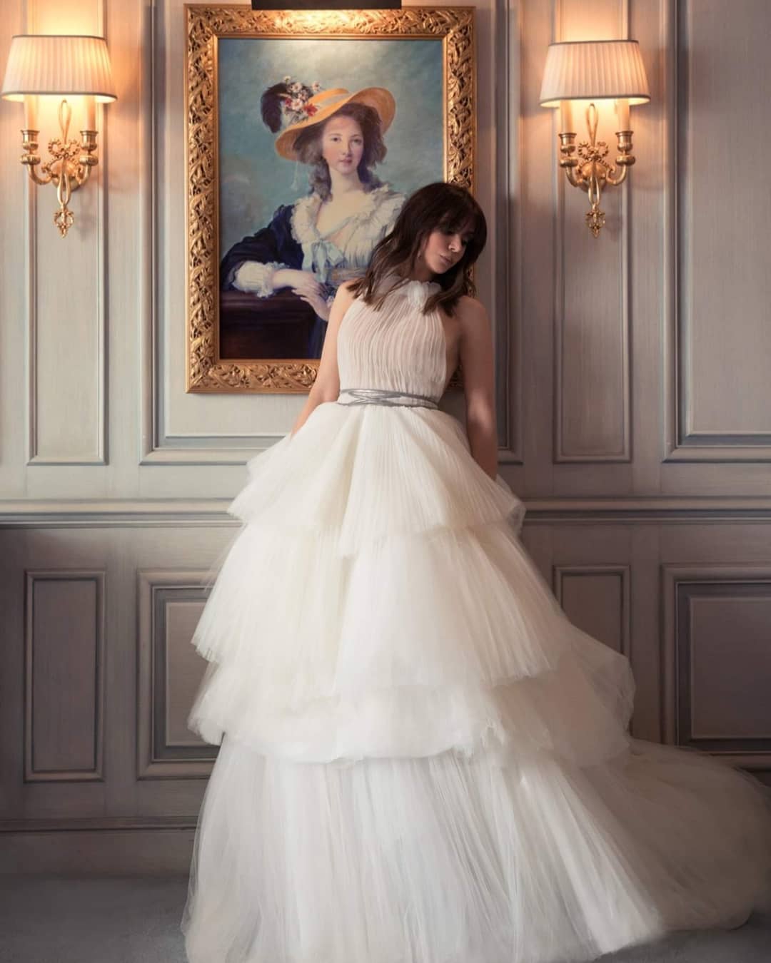 كاريس بفستان طويل باللون الأبيض الموحد، منسدل بقصة الأميرات المنتفخة