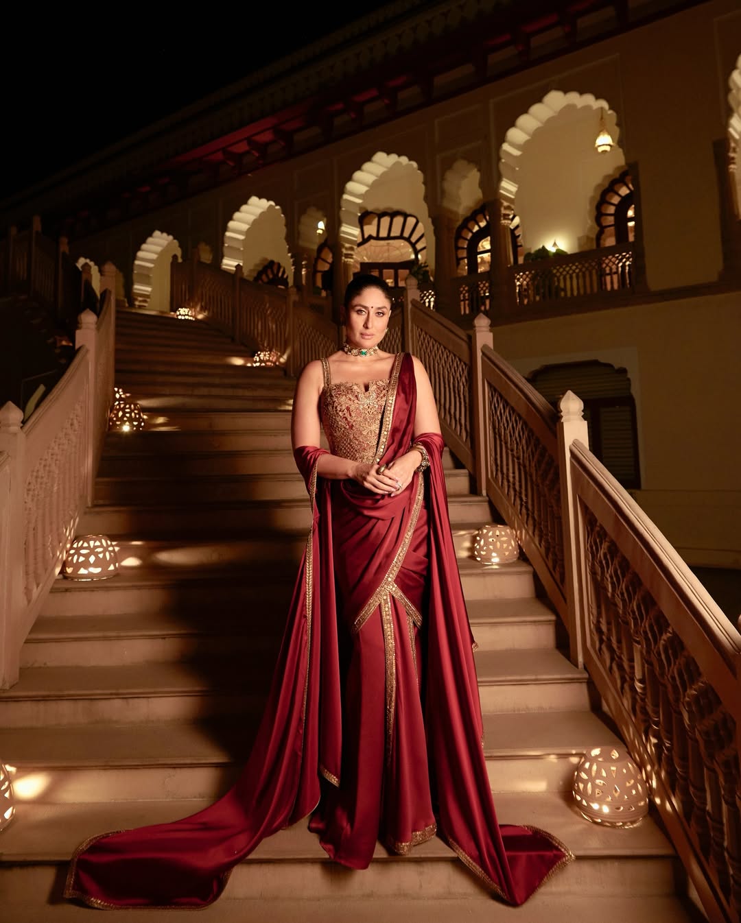 كارينا كابور بزي تقليدي من ماركة tarun tahiliani بتصميم كورسيه بالياقة المربعة