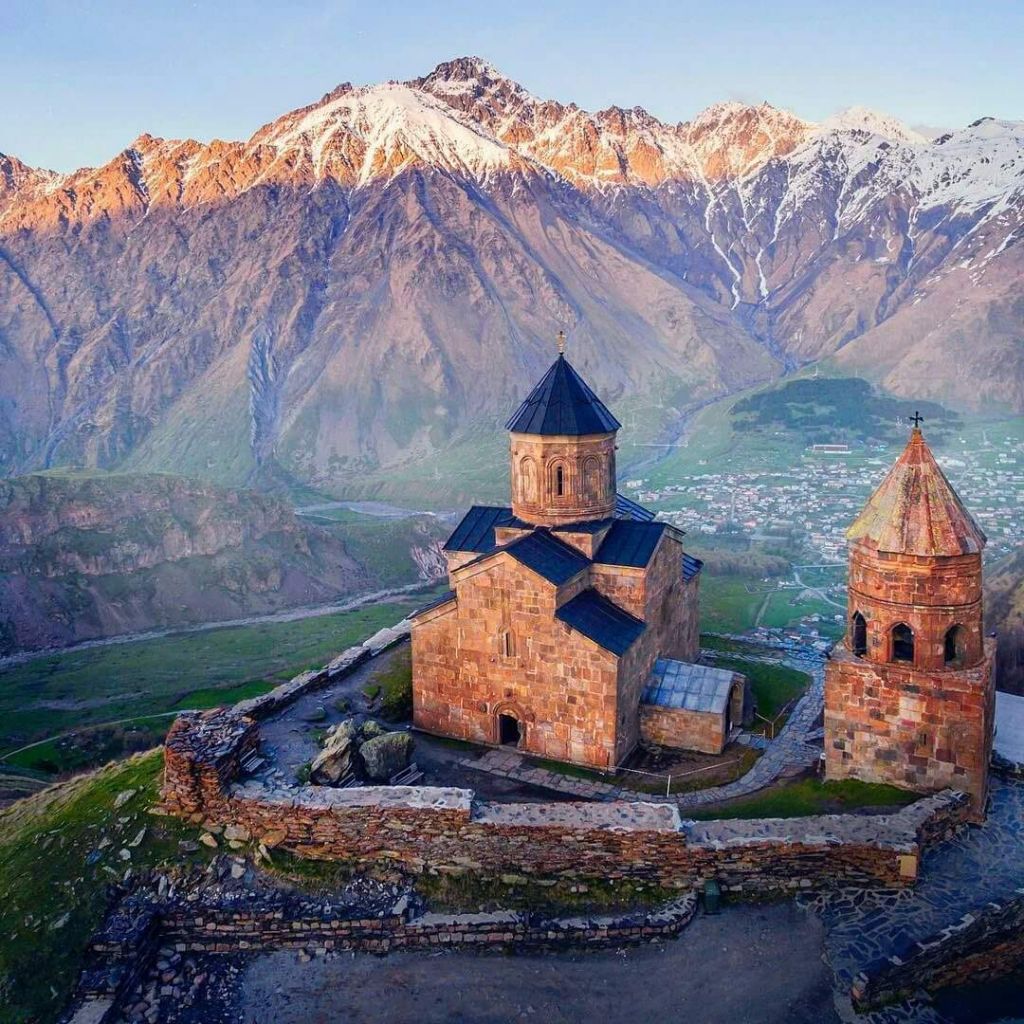 كازبيغي Kazbegi وكنيسة غيرغيتي Gergeti Trinity Church